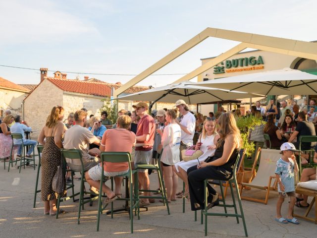 Ljeto u Kašteliru još traje – dva nova Friday Tastinga donose lokalne okuse, glazbu i druženje