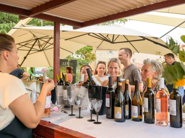Friday Tasting u Kašteliru prerastao u prepoznatljiv ljetni koncept koji okuplja goste i lokalne proizvođače