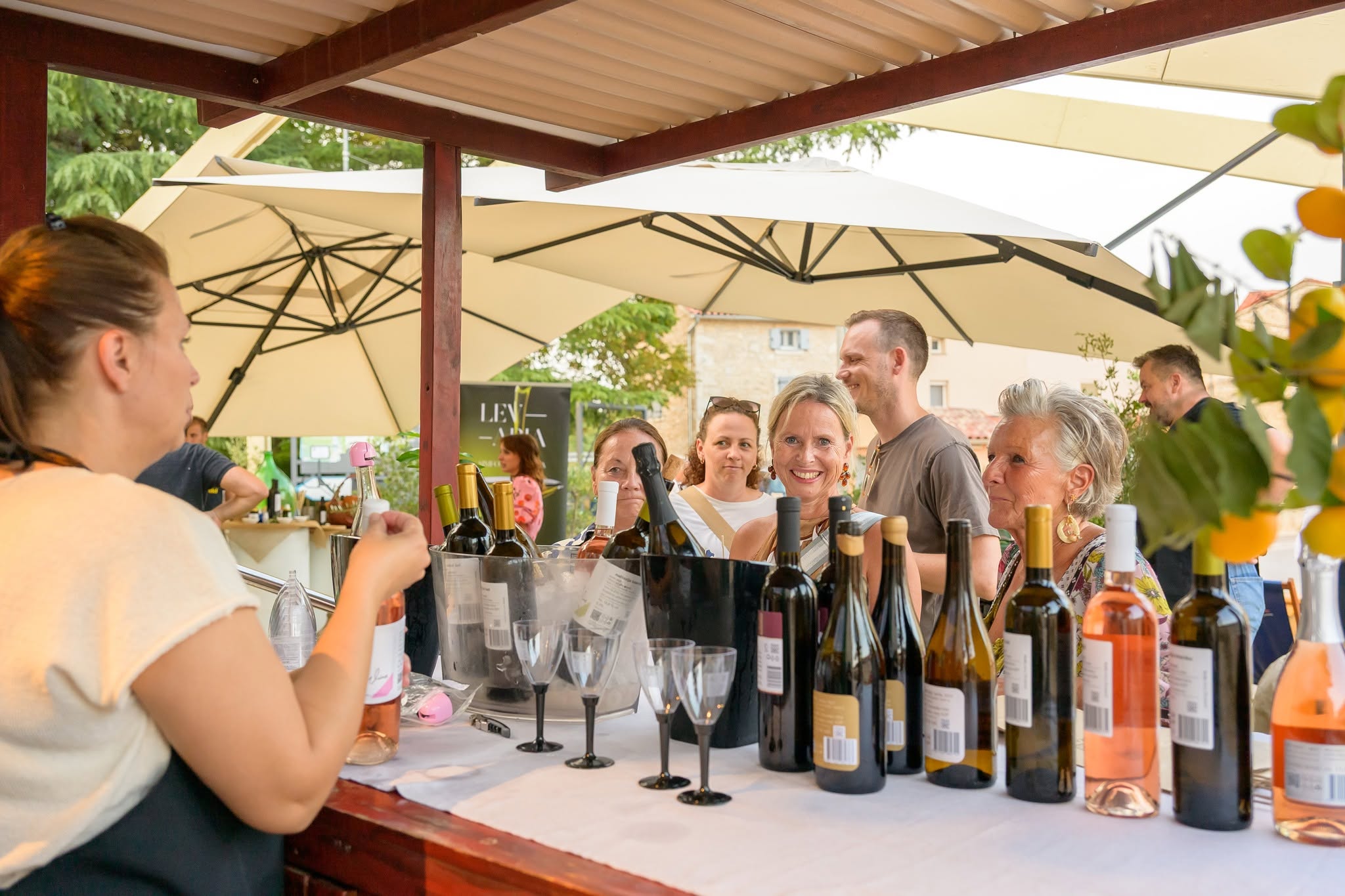 Friday Tasting u Kašteliru prerastao u prepoznatljiv ljetni koncept koji okuplja goste i lokalne proizvođače